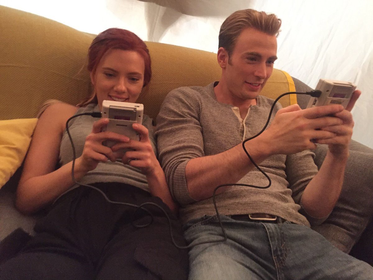 Il cast di Avengers gioca al GameBoy durante le pause sul set!
