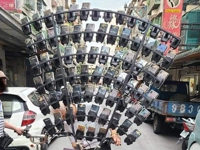 Un anziano allenatore gioca a Pokémon GO con 60 cellulari sulla sua bicicletta!