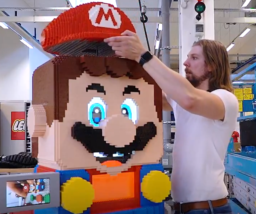 LEGO crea un Super Mario gigante fatto interamente di mattoncini Lego!