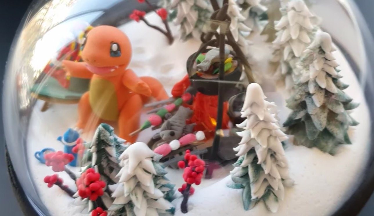 Charmander si è già preparato per l’arrivo del Natale, in questo bellissimo terrario natalizio creato da un artista!