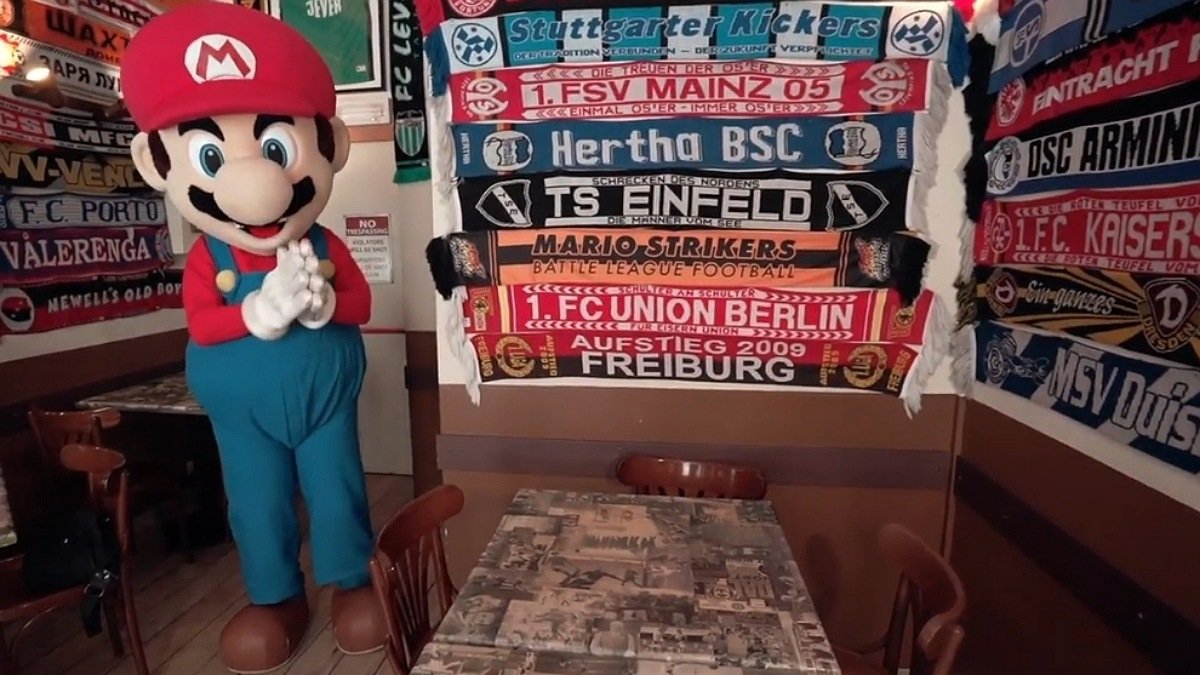 Super Mario dona la sciarpa di Mario Strikers: Battle League Football al 442 Sports Pub di Milano
