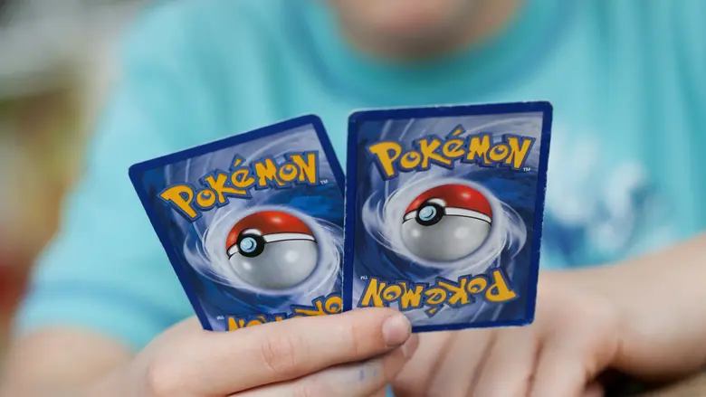 Picchia alunno per delle Carte Pokémon: arrestato 77enne